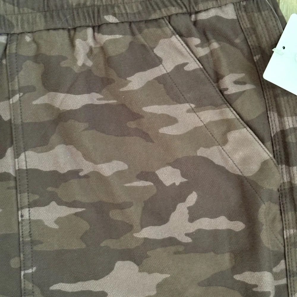 Athleta Camo Farallon Shorts Size Women’s 26 NWT - Picture 6 of 13